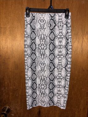 Fashion Nova Black and White Snake Print Pencil Skirt